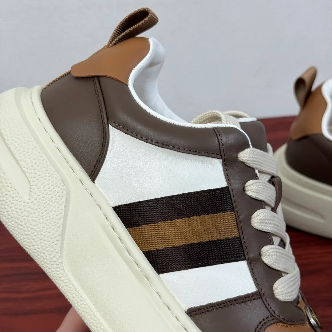Batch 800 Gucci/Gucci new autumn men's leather sneakers thick-soled lightweight biscuit shoes! In the 2025 autumn and winter series, this sneaker adopts a thick-soled structure and cleverly uses the triple elements of silhouette design, color matching and material. Showcase retro style. This shoe is crafted from cow leather with webbing details and features a lightweight rubber sole for added sophistication. Multiple leathers are finely tailored and precision motorcycle composite splicing creates a full sense of layering. Full calfskin lining and insole with gold-tone logo lettering and badge detailing. There is a GG brand logo buckle on the toe, classic webbing embellishment, 5CM thickened lightweight rubber sole, air-glue stitching process, long-lasting wear without opening the glue and excellent on-foot comfort. Flat last shape, easy to match with all types of pants, and comes with a full set of packaging! Size: 39-40-41-42-43-44 leather shoe size (38.45 can be customized) Item number: 431920 Ribbon White Coffee